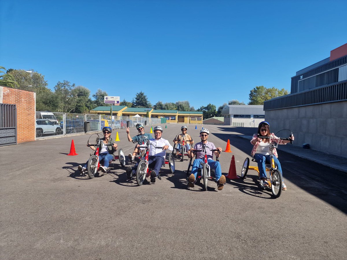 socialasturias_'s tweet photo. 🚲El DG de Promoción de la Autonomía Personal y Mayores, @EnRoNu participó en la actividad de sensibilización “La movilidad para todas las personas”, un circuito de educación vial con bicicletas adaptadas organizada por #Difac en el Colegio Público Marcelo Gago en #Avilés👇🏼 https://t.co/PE1zoV7C9i