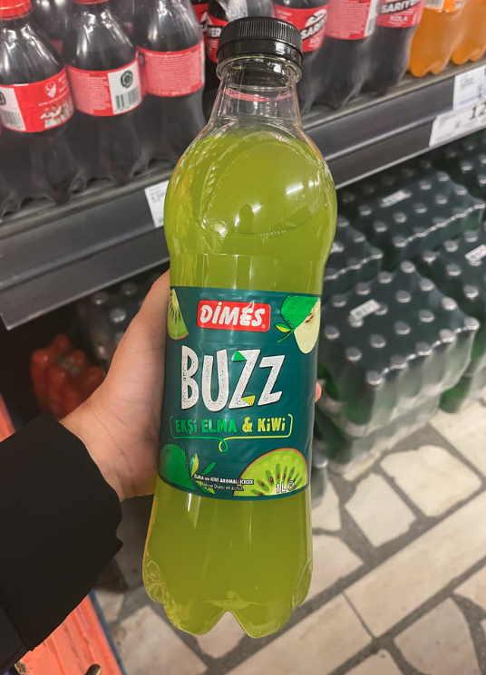 gidadedektifi's tweet photo. Dimes markasıyla kivi ve elma görselleriyle satışa sunulan Buzz Ekşi Elma & Kiwi isimli ürün içeriğinde yapay ekşi elma aroma vericisi ve yapay kivi aroma vericisi bulunuyor.
Üründe ayrıca sırasıyla;
Su,
Sofra şekeri,
Asitlik Düzenleyici,
Kıvam arttırıcılar,
Antioksidan,
Renklendiriciler,
Koruyucular ve Tatlandırıcı katkı maddeleri bulunuyor.
https://t.co/wSMSZRPiu6
