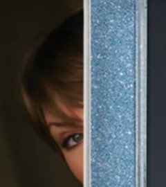 tswifterastour's tweet photo. 🚨| Taylor Swift stuns peeking out the sides for "Patient Zero"! https://t.co/mUR1n3j4Mf