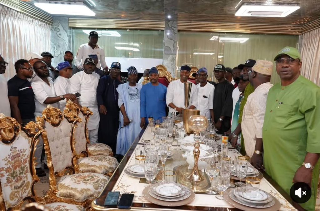 imakun12's tweet photo. 🚨 BREAKING NEWS: K1 settles the long-standing rift between MC Oluomo and Tafa Sego today. ❤️✅

K1 ti settle e! ❤️✅ https://t.co/kDegg6xRIF