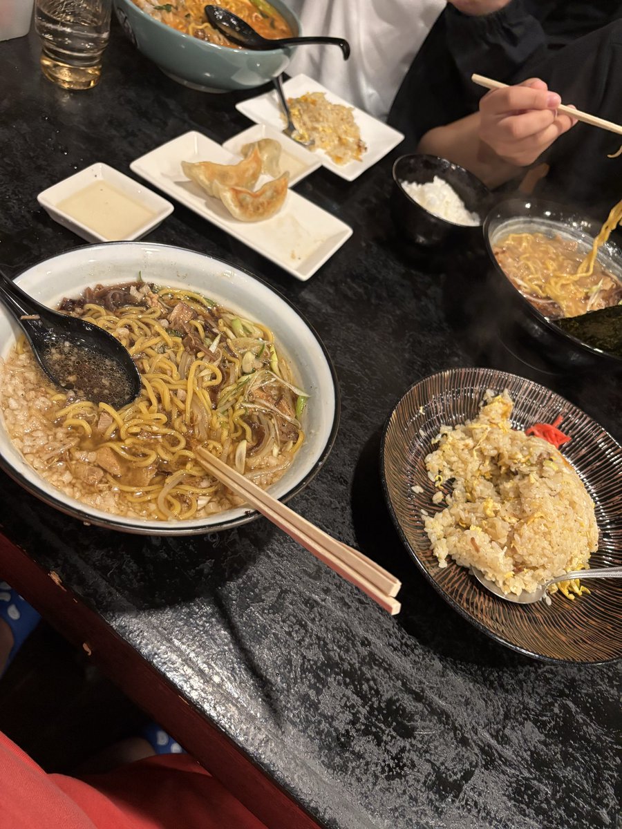 Y815504302's tweet photo. 私情入ってるからだけど、今日は本当に美味いラーメン食った🍜😋🩷日本1🏆　チャーハンも美味い♪餃子🥟バリうま♪ 何気無い自然な風景に見えた　俺にとっては貴重な時間👶　今日も食い行こ笑😛笑　ちなみに今日は塩にしよ♪ https://t.co/N6eGxJiod3