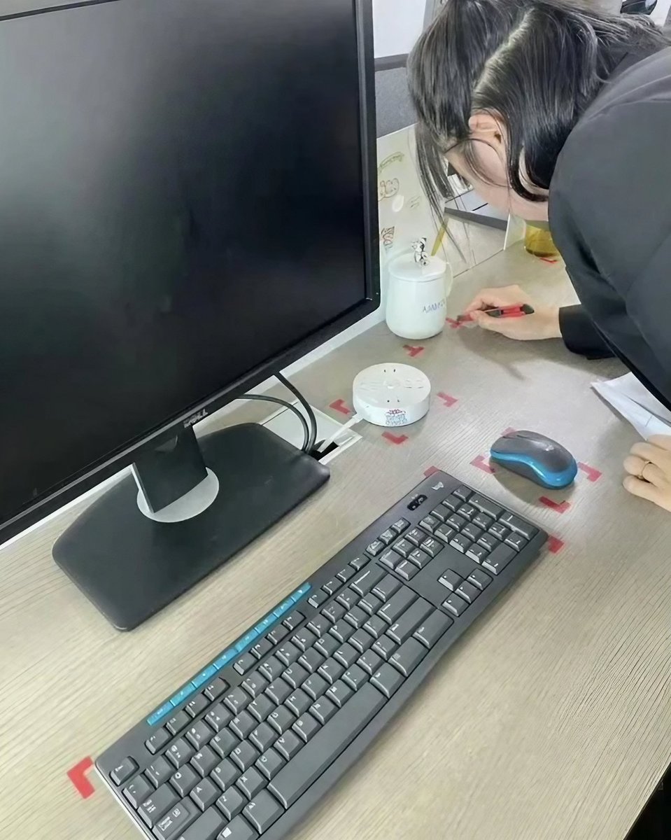 SaulTaite's tweet photo. Just caught my intern trying to use the office stapler as a hammer to fix their wobbly chair. Turns out "office tool" definitions are very personalized. https://t.co/u6ZYg73uQu