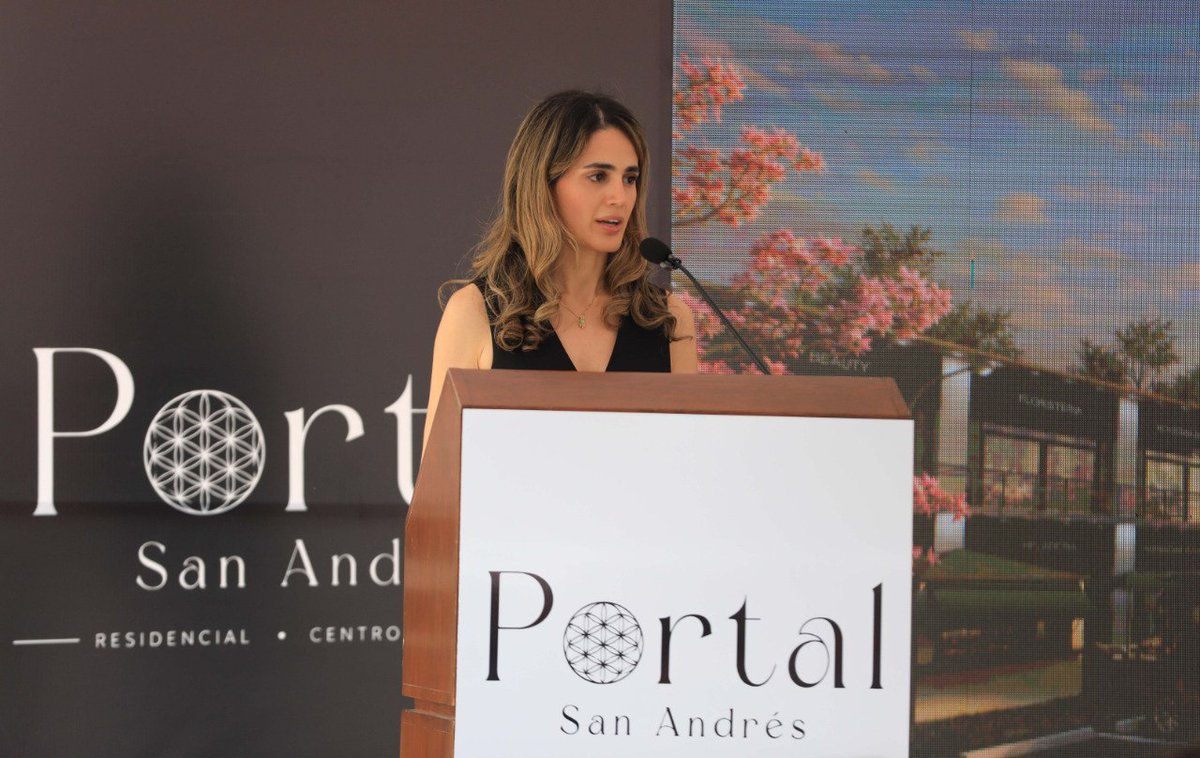 elsalvador's tweet photo. #DeDinero | La ministra de @ViviendaSV, @misol140, participó este martes en el acto de colocación de la primera piedra del proyecto habitacional Portal San Andrés, el cual estará ubicado sobre la carretera a Santa Ana, en el desvío hacia el distrito de Ciudad Arce, municipio La Libertad Centro.

Fotos: Diego García/#DiarioES