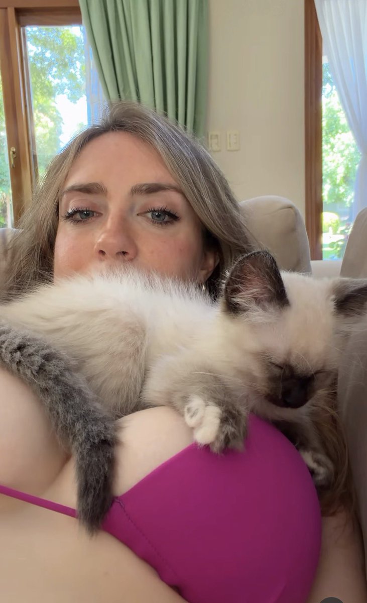 GoonerArgentum's tweet photo. Magui Ansuz aprovecha a mostrar sus tetotas mientras graba a su gatito🥰😻 https://t.co/fpPp0JqFiC