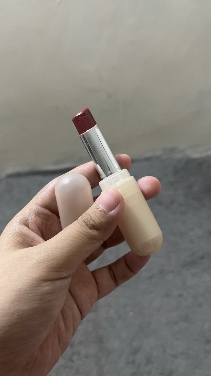 JaisySm's tweet photo. Ternyataaa sebagus itu, 
Hypergloss lip balm dari Dear me beauty. Warnanya cakep dan ringan di bibir. 
Hasilnya glossy. Baunya wangi kaya permen.  Banyak pilihan warna juga. 

Cek disini 

https://t.co/XplmkgBDVy https://t.co/gju8iknkKy