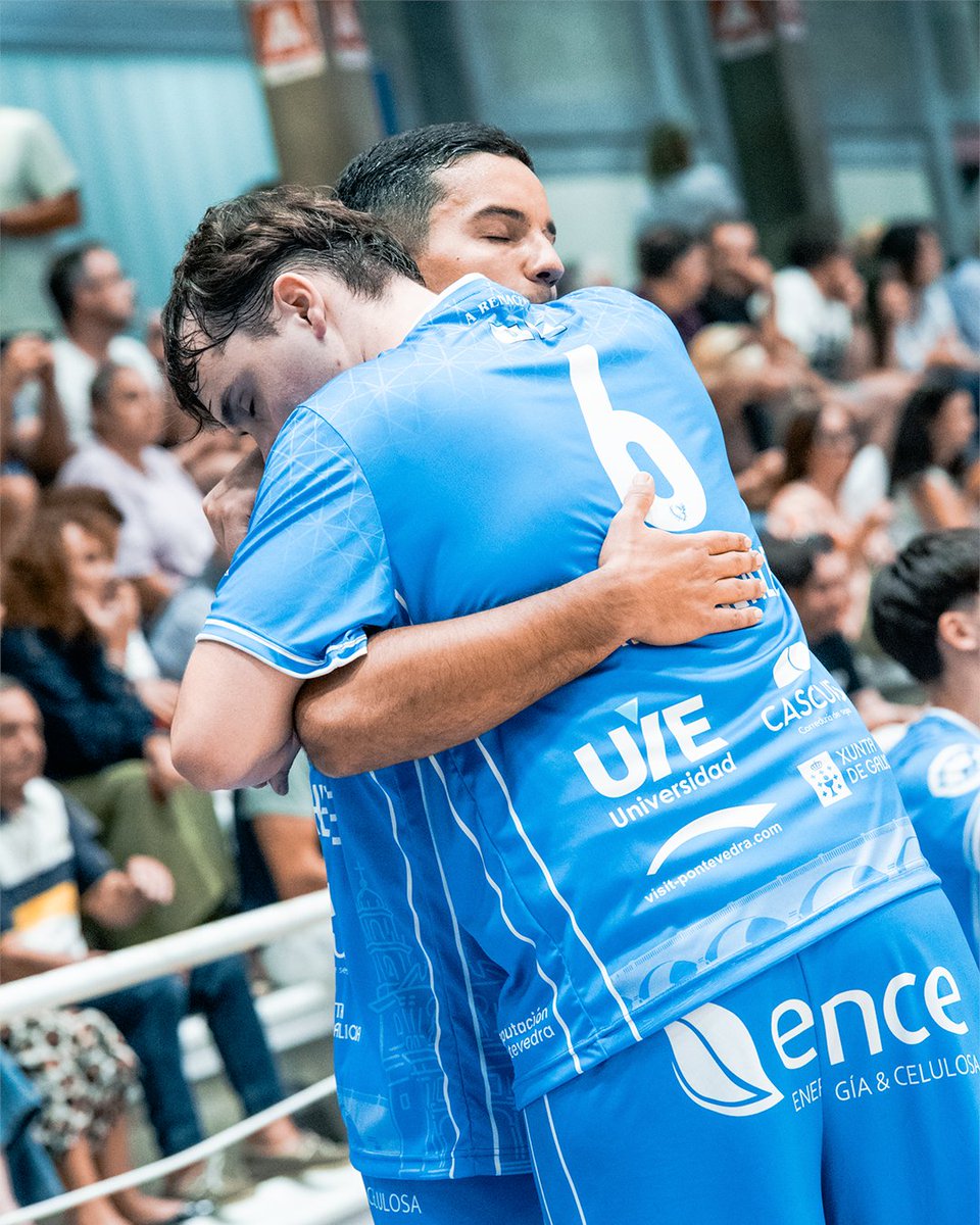 sdteucro's tweet photo. 𝔾𝔸𝕃𝔼ℝÍ𝔸 𝕏𝕆ℝℕ𝔸𝔻𝔸 𝟙 📸💙
Imaxes dunha noite para lembrar.
SER O QUE SOMOS 💙
#TeucroLintel #ARenacenza #SerOQueSomos https://t.co/DjKUGtm3I3