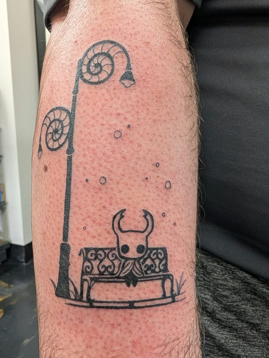 RavenTheWitchVT's tweet photo. I got my first tattoo!! https://t.co/aU6RqKUgNT