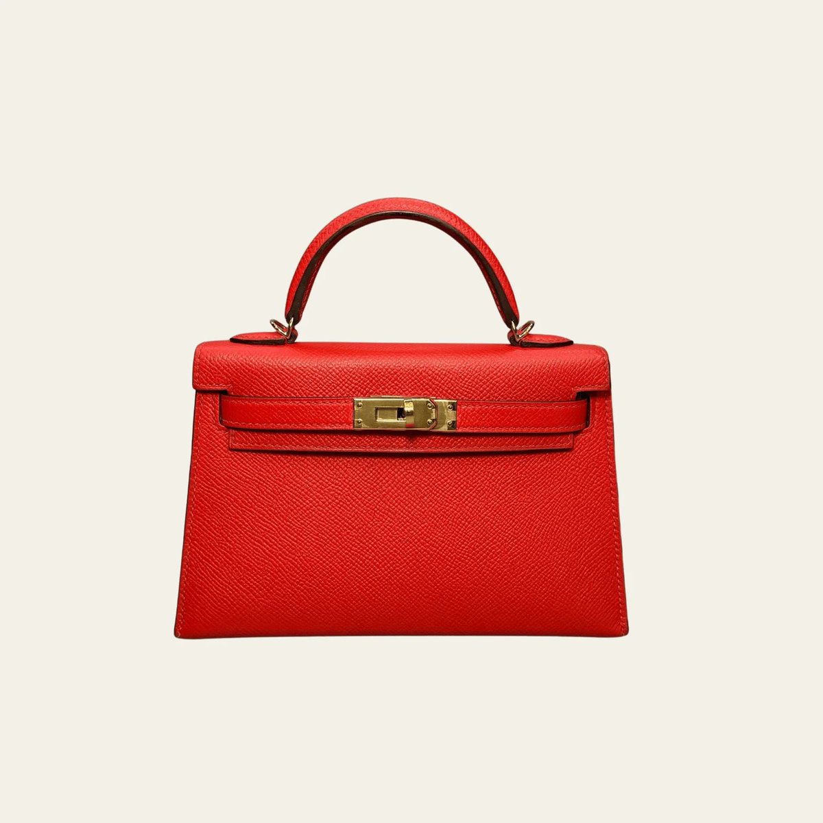 Bulvarpress's tweet photo. Demet Şener, Türkiye’de bulamadığı Hermès Mini Kelly çanta için Almanya’ya uçtu.

🔹 Yaklaşık bir yıl sıra bekleyen Şener, çantayı teslim aldıktan sonra Almanya’da yalnızca bir gece kalıp İstanbul’a döndü. https://t.co/WaH7WHDCpQ
