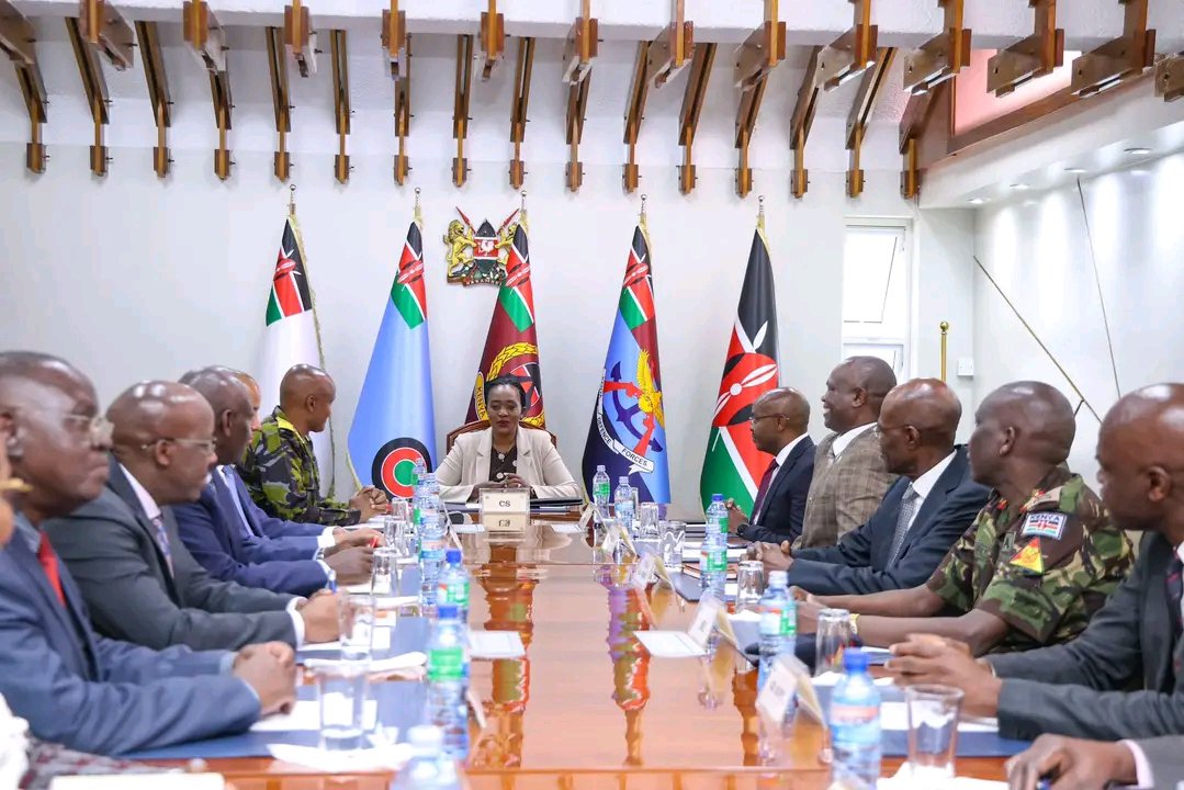KIVUNEW12's tweet photo. 🛑🇰🇪Minisiteri y'Ingabo z'u Kenya yasinyanye Amasezerano y'Imikorere FY 2026/27 na SAGAs zayo, ku Cyicaro Gikuru cy'Ingabo. Ubwiyemezo mu ibaruramari, imikorere myiza n'ibisubizo ku baturage. #Kenya #DefenceForces https://t.co/ZBrizN2Wrj