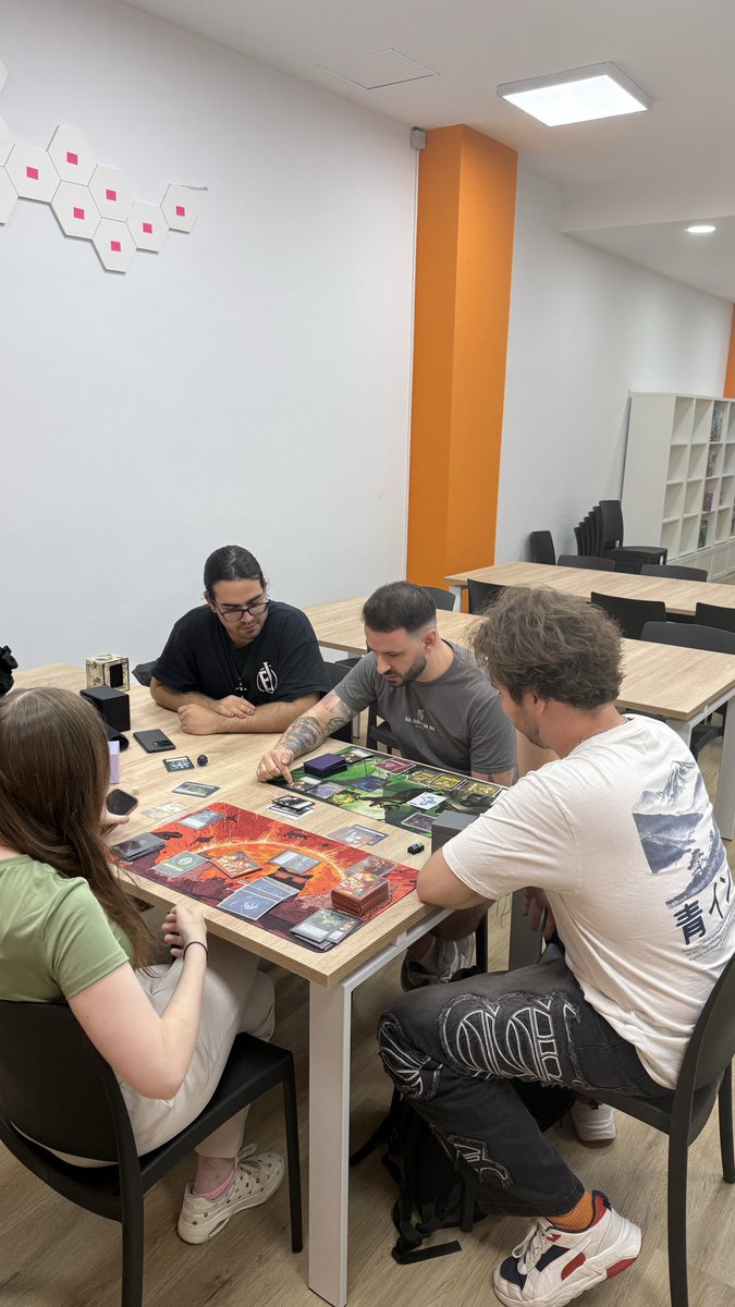 RiftBoundHispan's tweet photo. Hoy hemos estado en @Jupitervlc enseñando a @Barbesito como va esto de Riftbound, partidita versus @bebsarhw tutorizada por @Asefron29 , @ttango__ y un servidor 👀👀👀👀 https://t.co/2z5HnCZt5Y