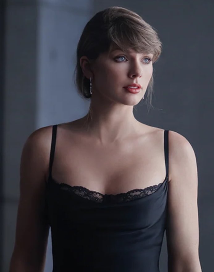 updatecharts's tweet photo. TAYLOR SWIFT IS THE MUSIC INDUSTRY https://t.co/iB4vgKAcmr