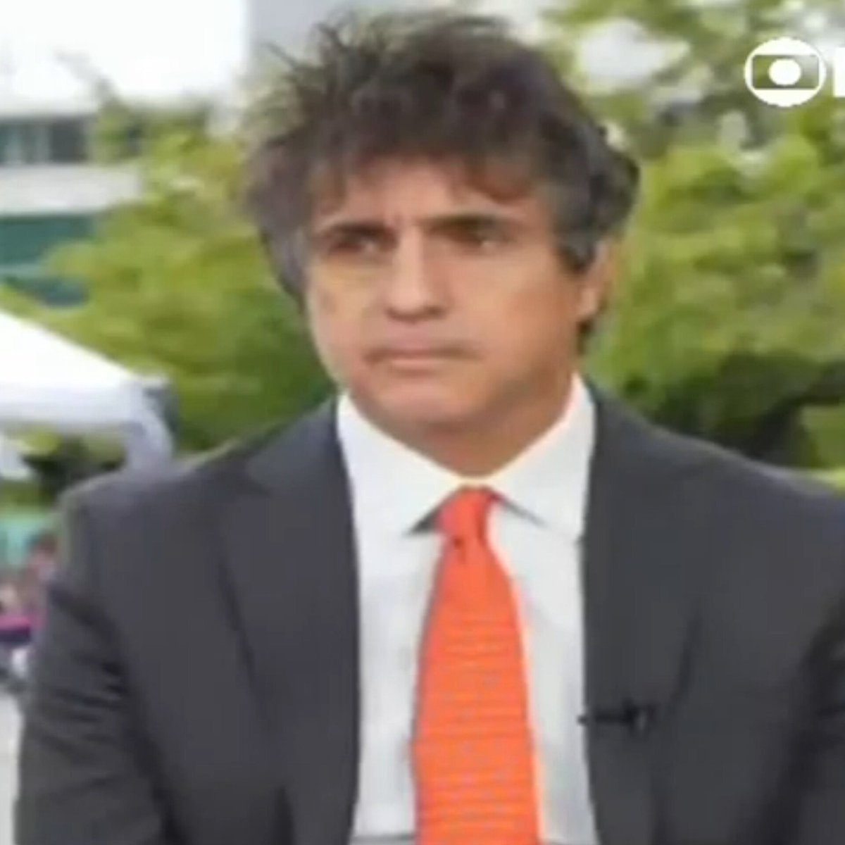 JFreiress_'s tweet photo. Imagina se uma mulher aparece na transmissão ao vivo toda despenteada, com o cabelo parecendo um ninho de passarinho, igual ao do Guga Chacra o tanto de críticas e ataques que essa mulher não sofreria. https://t.co/aDRh6rxpmM
