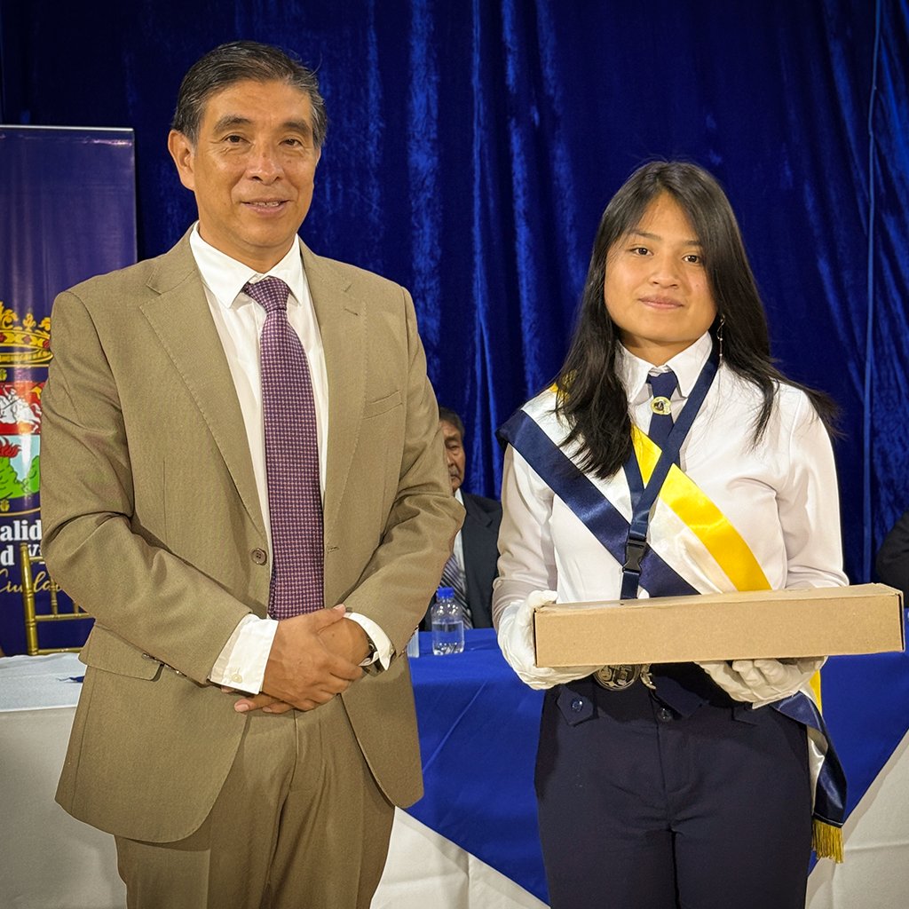 LicoBethancourt's tweet photo. Les informo que hoy, por primera vez, otorgamos a los estudiantes abanderados del nivel BÁSICO con los porcentajes más altos, computadoras portátiles, full equipadas.

El propósito no es premiar una posición, sino que es reconocer una historia de disciplina y constancia. https://t.co/KCzqBMDb39