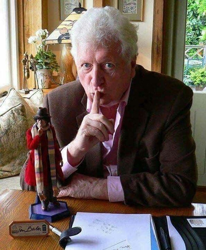 DailyTomBaker's tweet photo. Tom Baker with miniature self. #TomBaker #DoctorWho #FourthDoctor https://t.co/T84hr1cSiC