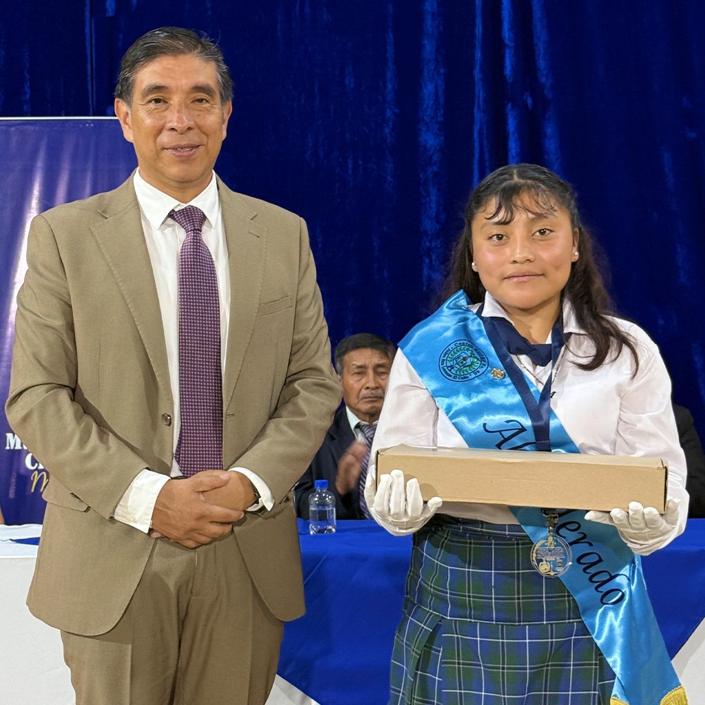 LicoBethancourt's tweet photo. Les informo que hoy, por primera vez, otorgamos a los estudiantes abanderados del nivel BÁSICO con los porcentajes más altos, computadoras portátiles, full equipadas.

El propósito no es premiar una posición, sino que es reconocer una historia de disciplina y constancia. https://t.co/2OTn2SSsZc
