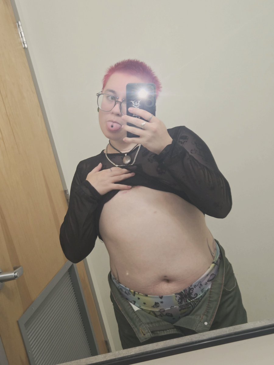 Bexxydreams's tweet photo. Who wants my panties?
#panties #tummy https://t.co/ZPjbznsFuC