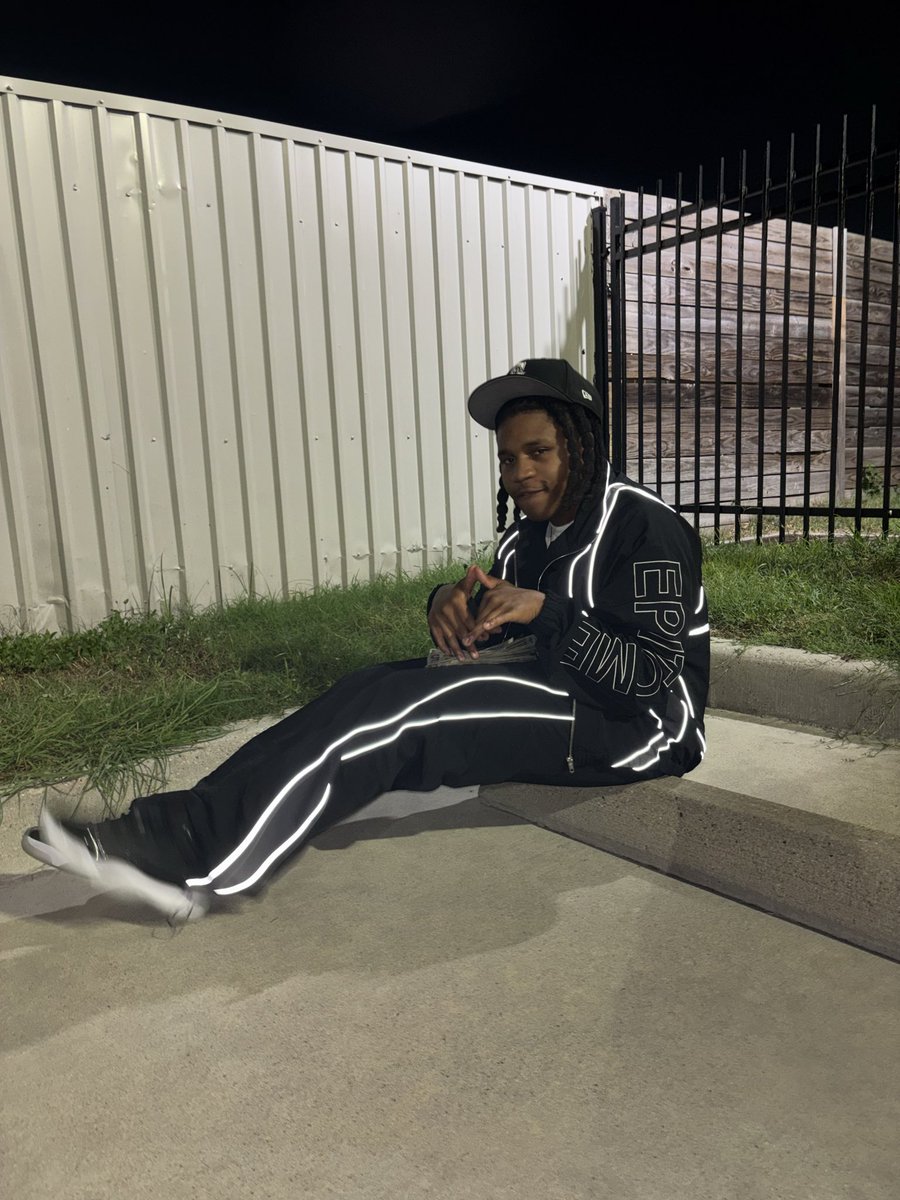 AdrinhQ's tweet photo. ion een where hats https://t.co/lzpmzzwFmf