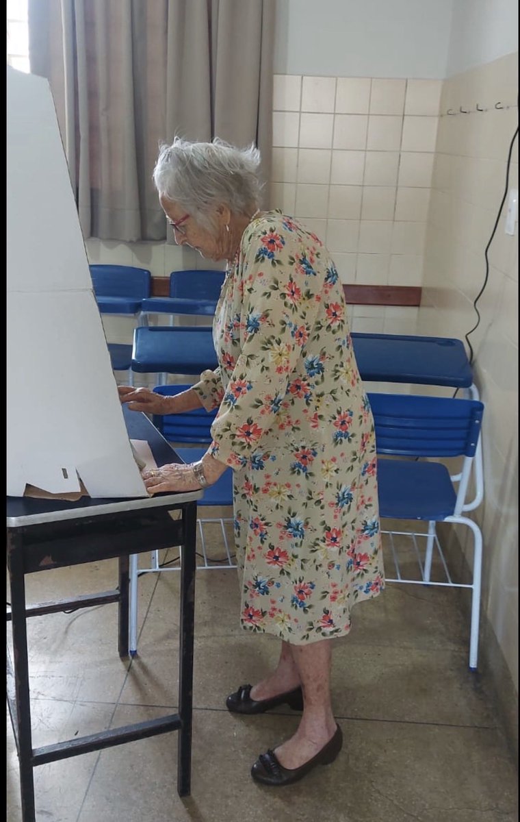 VilminhaBarret1's tweet photo. Mainha votou na última eleição. Está com 93 aninhos agora e vai votar. É lulista e petista. @LulaOficial https://t.co/Qgn0UfF5ir