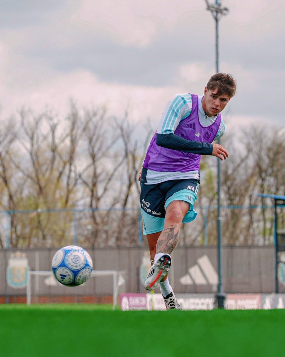 EdelpOficial's tweet photo. 🇦🇹🇦🇷 ¡Pincha de Selección! Tomás Palacios tuvo su primer día de entrenamiento en el Predio de Ezeiza, de cara a la triple fecha de amistosos que disputará Argentina en las próximas semanas.

@Argentina 📸 https://t.co/vmoGb2qnnH