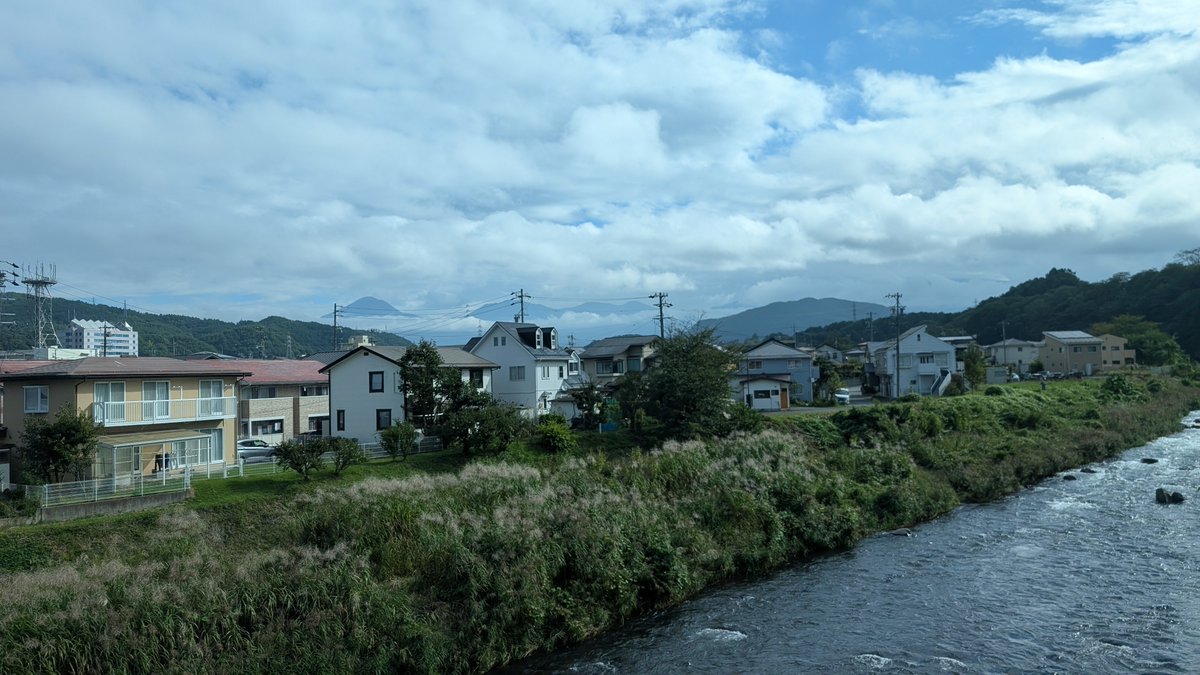 Azurill0298's tweet photo. 上諏訪から『あずさ』に乗りました。

『足長神社』と『上川と八ヶ岳』、『木落し坂』が見えました！

大丈夫なのですよ。帰ろうなのです。帰ればまた来られますなのですよ！にぱー☆（唐突な梨花ちゃま） https://t.co/1CTg5dhRaU