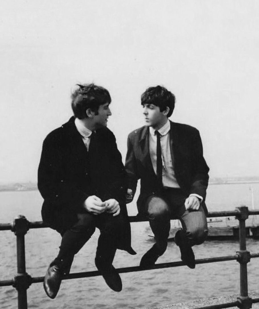 Us_ax18's tweet photo. 제 인장에도 박혀있는 Think about me every now and then, my old friend 와 관련된 마법같고 거짓말같은  일화

1981년, 존 레논의 사망 직후 폴과 린다는 칼 퍼킨스를 집으로 초대함. 폴의 새 앨범 노래인 "Get it" 녹음을 도와달라고 칼을 부른 것. 칼은 그들과 8일을 같이 머물렀고 조지와 링고도 녹음을 도와주러 왔다.
전설과도 같은 시간을 함께 했던 친구들은 아주 좋은 시간을 보냈다-고 칼은 말함.

"제가 떠나기 전날 밤, 친구를 만나러 여기까지 온 게 너무 행복해서 이 느낌에 대한 노래가 하나 떠올랐어요. 그런데 제 맘속에서 노래를 꺼낼 수가 없었어요. 너무너무 강한 느낌이라서 글이나 음표조차 쓸 수가 없었어요. 참 이상한 일이었어요. 왜냐하면 저는 항상 노래가 생각나면 바로 써 내려가거든요.
다음날 아침, 저는 "My Old Friend" 라고 이름 붙인 노래를 린다와 폴에게 들려줬어요. 초대해줘서 고맙다고, 선물이라고 하면서 말이지요.
노래를 절반쯤 불렀을때, 그러니까

If we never meet again this side of life, in a little while over yonder, where there's peace ans quiet, my old friend, won't you think about me now and then?
( 만약 우리가 살아있는 지금 이 세상에서 다시 만나지 못한다면, 평화가 있고 조용한 저쪽에서, 내 오랜 친구여,때때로 나를 생각해주지 않겠어?)

이 가사를 부르는데 갑자기 폴이 눈물을 흘리기 시작했어요. 그 눈물은 그치지 않았고 그는 밖으로 나가서 한참을 서 있었어요. 눈물이 폴의 예쁜 볼을 따라 끊임없이 흘러내렸어요.
그때 린다가 말하더군요. 

"칼,정말 고마워요."
"린다, 미안해요 울게 하려던 건 아니었어요" 
"하지만 폴이 울잖아요 폴은 그래야 해요. 존에게 그 일이 있은 후 제대로 쉬지도 못 했거든요."

그러면서 린다가 제게 손을 얹고 말했어요.

"하지만 어떻게 아셨죠?"
"뭘 알아요?" 

제가 묻자 그녀가 이야기 했어요.

"다코다 빌딩에서 존이 마지막으로 폴에게 한 말을 아는 사람은 세상에 단 두 사람뿐이에요 그렇지만 이제는 세 명이네요. 그 세 명 중 한 사람은 당신이고요. 당신도 알고 있네요."
"세상에 나 지금 겁먹었어요! 무슨 소리를 하는건지 모르겠어요!"

겁먹은 내게 린다는 다코다 빌딩에서 존 레논이 폴에게 마지막으로 한 말이 무엇인지 알려주었어요. 

존은 폴의 어깨를 가볍게 두드리며

"때때로 나를 생각해줘, 내 오랜 친구야(Think about me every now and then, my old friend)" 

라고 말했다더군요.