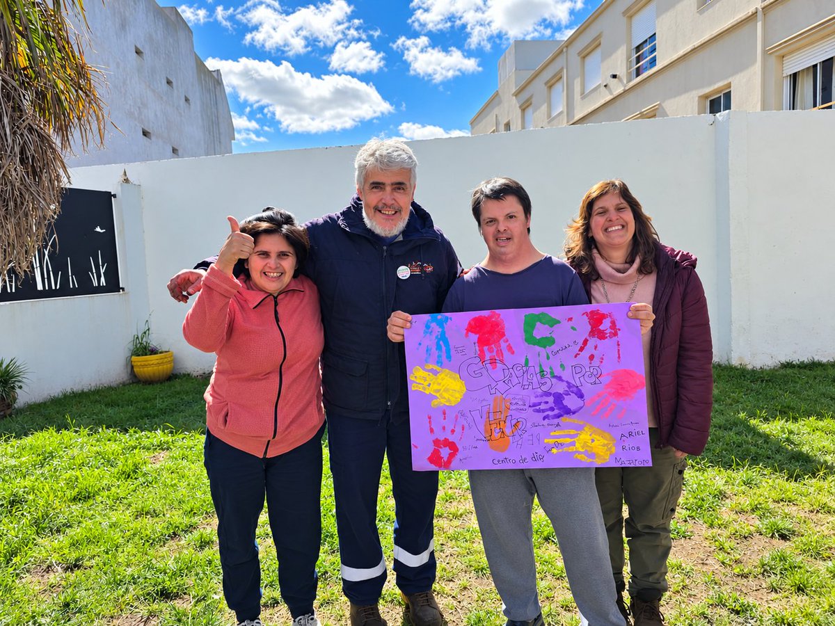 Val_Fabian's tweet photo. 🌱Hogar Solar del Rosario

Hoy comenzamos un nuevo espacio de huerta, y qué lindo es cuando una huerta🌱 nace de muchas manos, de encuentros y de ganas de compartir. 

Trasplantamos lechuga, tomate🍅, romero y caléndula🌼, poniendo las manos en la tierra y dejando sembrado mucho más que plantines.

Porque la huerta también es terapia, compañía, inclusión y encuentro. Es aprender, compartir, esperar, cuidar y disfrutar de cada pequeño brote.
Y también es huerta + cocina: producir nuestros propios alimentos, conocer de dónde vienen y llevarlos después a la mesa. 🥬🍅🌿🌼

Gracias al Hogar Solar del Rosario por abrirnos las puertas, por el regalito que nos tenian preparado y por animarse a construir juntos este nuevo espacio.🙌

Desde #HuertasDeLaCiudad🍅🥦🌼 del @MunicipioBahia seguimos llevando la huerta a cada barrio e institución, porque cuando hay tierra, hay posibilidades… y cuando hay comunidad, todo crece.❤️🌱