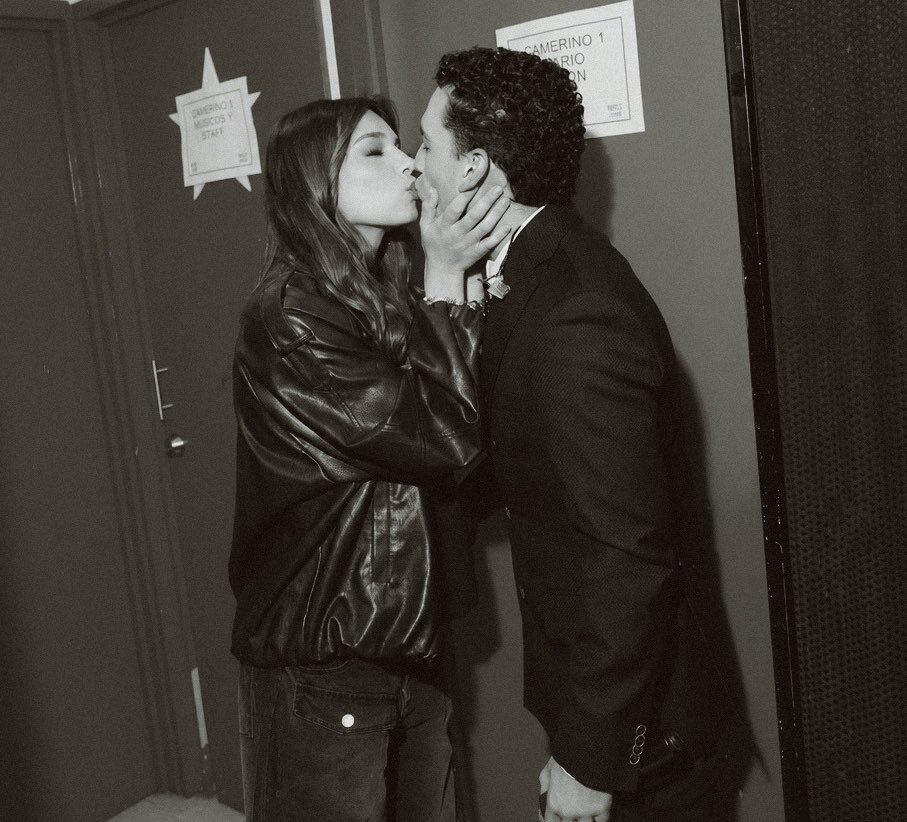 unidosdoblem's tweet photo. Él terminó su descripción con esto: 
— “Para mí amar, es amarte a ti” ❤️ https://t.co/OUoq1tTjZs