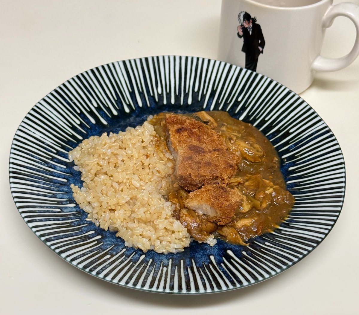 bj1024's tweet photo. 朝、カツカレー🍛
惣菜半額カツをフライパンでカリッと🍳
おいし〜ッ！ https://t.co/LSxnmhH5H7