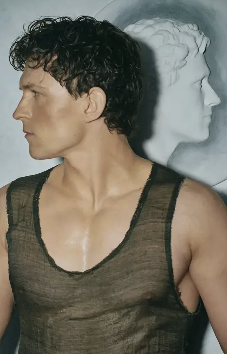 TomdayaTimeline's tweet photo. before tom holland had a z for zendaya tattooed on his side over his heart he had a z on his ass on every pair of pants https://t.co/fTMdMI4Z12