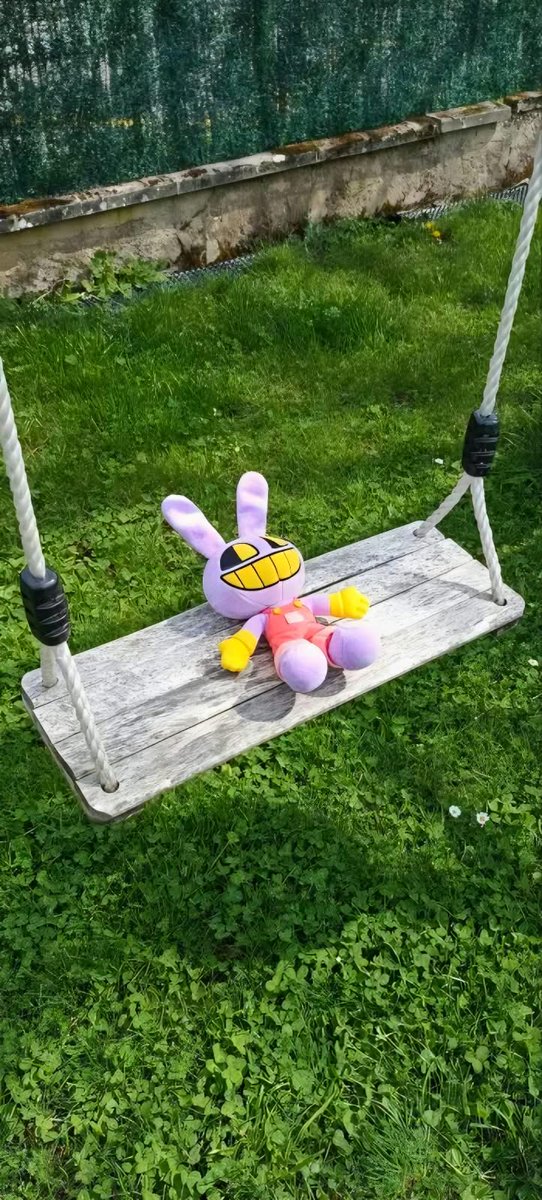 Zyviii__'s tweet photo. Found a quiet spot in the grass🍃🤍to pretend I have my whole life together. Unbothered, soaking up the sun, and enjoying doing absolutely nothing ☀️🧸

​#AestheticVibes #TouchGrass #QuietMoments #SunSoaked #PlushieLife https://t.co/6oY7lCeY32