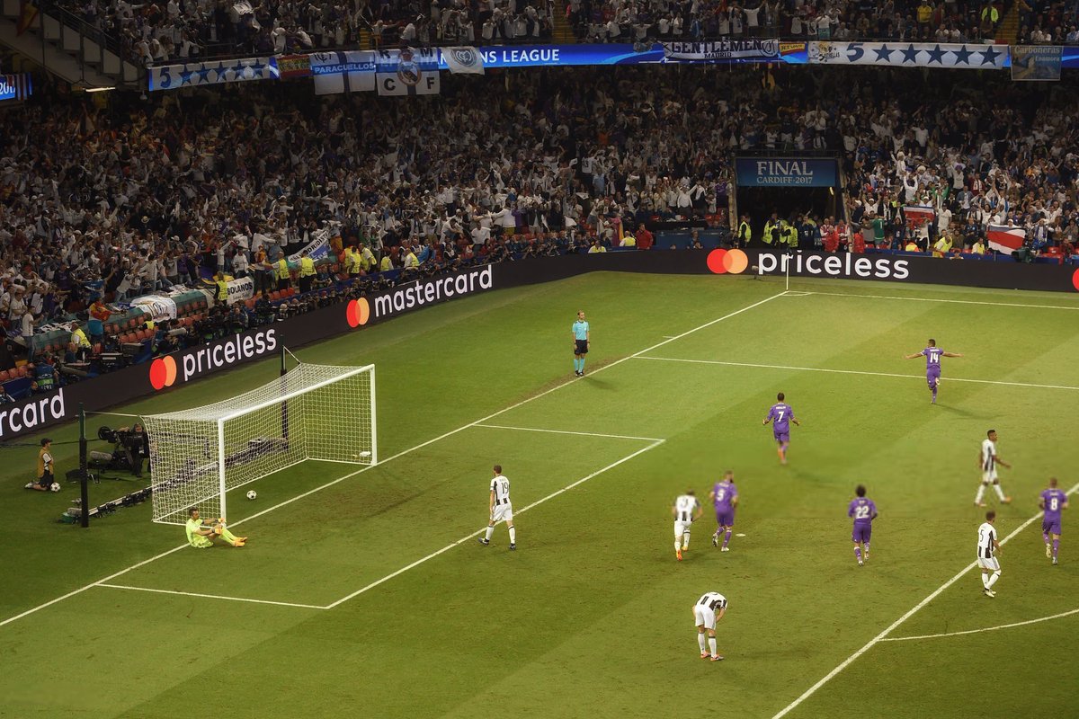 _gjr7's tweet photo. '61 — كاسيميرو
ريال مدريد يعود للتقدم. كاسيميرو يطلق نيزك من خارج منطقة الجزاء، والكرة تغير اتجاهها بعد ارتطامها بأحد لاعبي يوفنتوس وتسكن الشباك ☄️🔥.
#APorLa12 | #UCLFinal | #JuveReal https://t.co/ia7I9EIitS