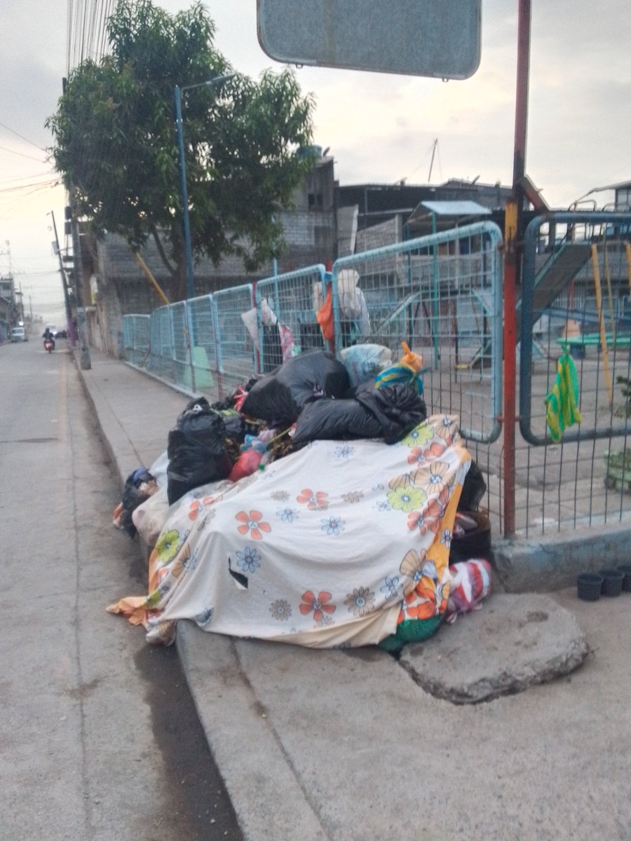 eduardopontoni's tweet photo. @DuranLimpio @CHONILLOec @GobiernodeDuran @DuranLimpioec No ha recogido la basura en toda la calle El Recreo 4ta Etapa https://t.co/4fROYDxKnB