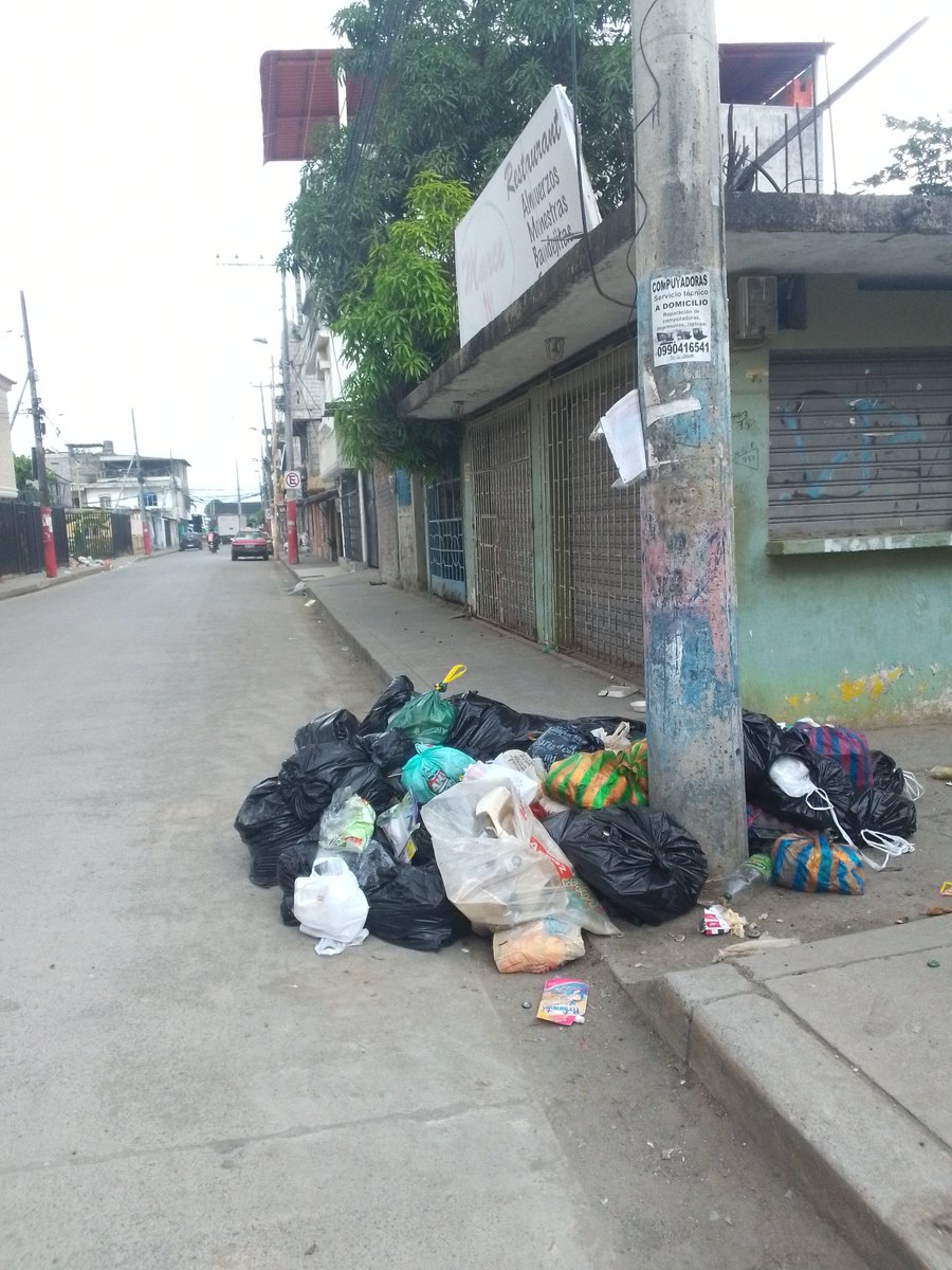 eduardopontoni's tweet photo. @DuranLimpio @CHONILLOec @GobiernodeDuran @DuranLimpioec No ha recogido la basura en toda la calle El Recreo 4ta Etapa https://t.co/4fROYDxKnB