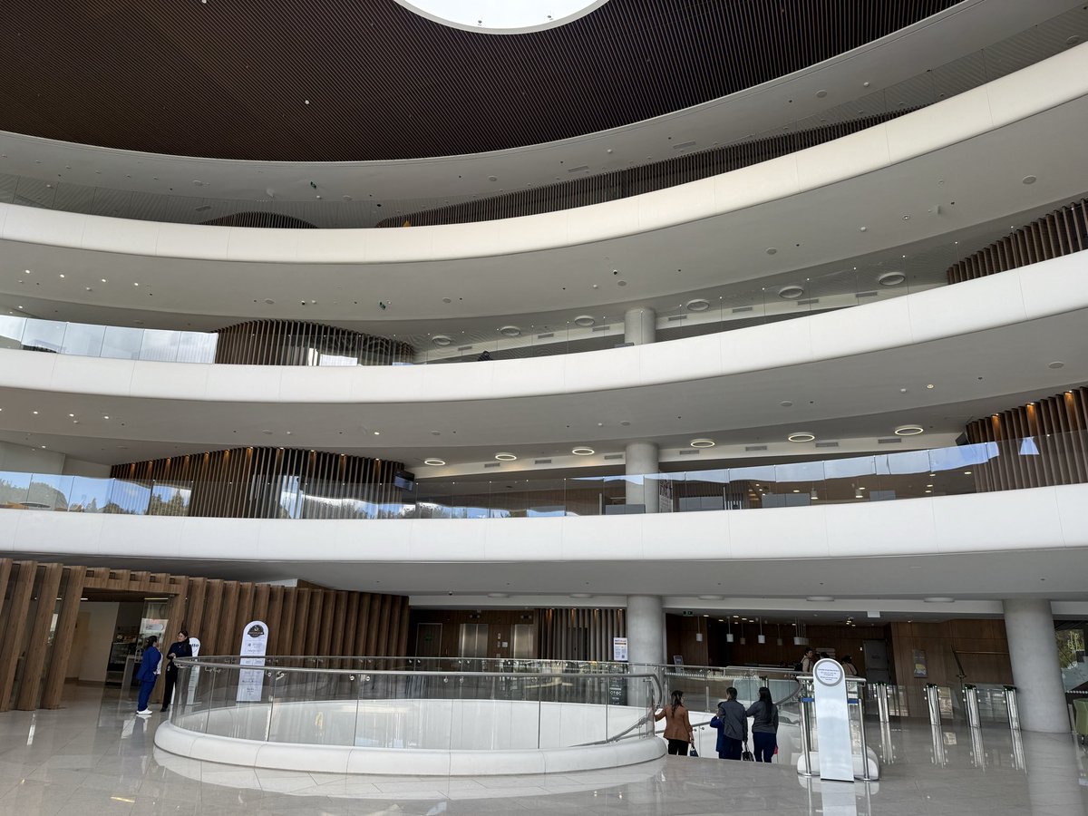 saludhernandezm's tweet photo. Que Centro de Tratamiento e Investigación de cáncer tan espectacular regaló Luis Carlos Sarmiento Angulo a Bogotá y a Colombia, porque llegan enfermos de todas partes. No lo conocía. Gracias, muchísimas gracias en nombre, al menos, de la persona que visité. https://t.co/9w4KJFcj0M