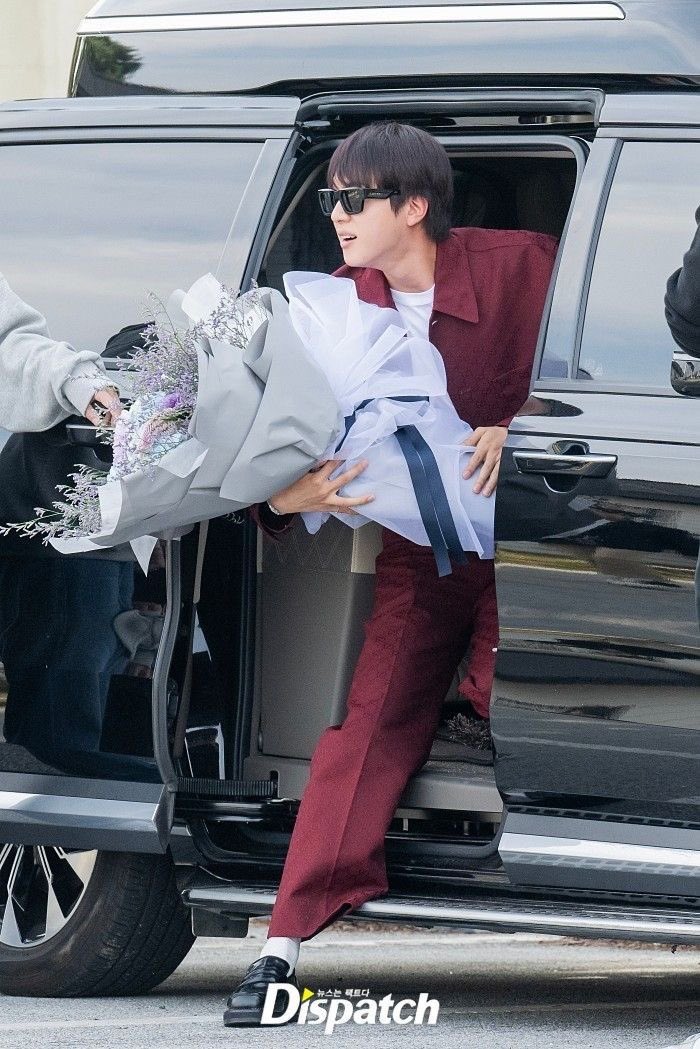 jinniesarchives's tweet photo. 2 years ago, jin in that gucci suit ♥️ https://t.co/fU3DX30yg0