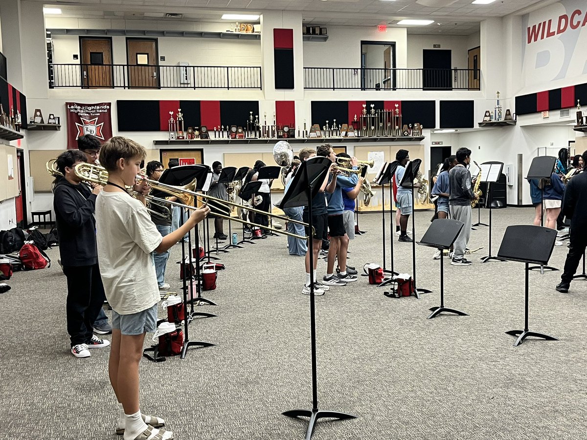 LHHSWildcats's tweet photo. There’s something powerful about the Fine Arts. They shape how we feel, connect, and express ourselves &amp; somehow, music &amp; dance finds its way into so many of life’s most meaningful moments. Love that our students have opportunities to experience that magic for themselves.🎶 https://t.co/foIYVMfxUu