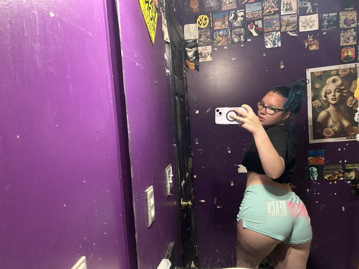 BaddieJamiee's tweet photo. Who needs a pawg to help drain their 🍆dm me for my menu having specials for my gooners tonite 🖤#BootyGoals #buyingcontent #nsfwtwtًً #onlyfans https://t.co/mHNJUjGTNq