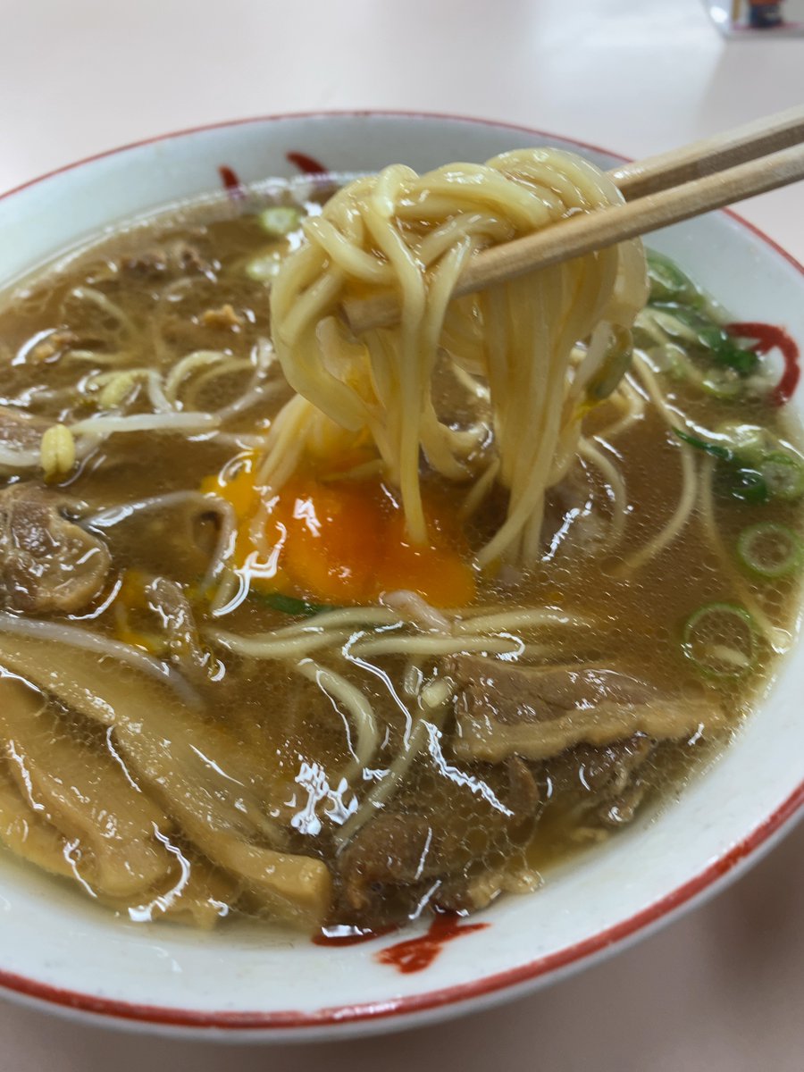 TOKUSHIMAX777's tweet photo. 【徳島県ラーメン大図鑑：No:005】
『いのたに 本店）』さんの中肉と生玉子とめし
徳島県徳島市西大工町4-25

何度食べても飽きない安定の美味しさ🍜
朝の10時30分から空いてるのも
嬉しいね✨

#いのたに本店
#徳島グルメ
#トクシマックス
#豚骨醤油ラーメン
#徳島県ラーメン https://t.co/QvkodUGmxN