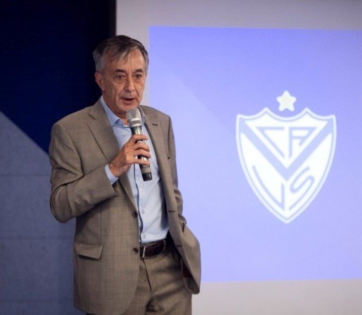metcheverry99's tweet photo. 💣🔥 Fuertes declaraciones de Nelson Pugliese, vicepresidente de #Vélez, tras el fallo en favor de Boca por Copa Argentina.

“Estoy buscando un adjetivo calificativo que represente lo que siento. Una vez más los hinchas y socios de Vélez nos sentimos perjudicados y estafados”

“Ya nos sucedio en el partido con Riestra, donde todavia seguimos esperando los audios del VAR. Despues de ese bochorno hubieron 2 partidos más con fallos polemicos, que por ahí pasan desapercibidos, pero que sean seguidos da bronca y dudas. Fue con Estudiantes y Newell’s. Nos sacaron puntos que nos dejaban lideres en la zona y la anual”

 “Este fallo es inentendible, nosotros queríamos que se cumpla con el reglamento. No hubo ninguna duda, la ventaja que sacaron es evidente”

“Estábamos convencidos de que se iban a ajustar al reglamento; que alguien, una vez por todas, lo iba a hacer. Nos volvieron a defraudar”

 “Siento que estamos dando un mensaje muy grave para los clubes y la sociedad en general. Estamos diciendo que nos cumplan con las leyes y el reglamento y que luego paguen una multa y ya está”

“Vamos a apelar la medida ante AFA y que se presente un recurso de amparo y que se detenga el campeonato; si tenemos que ir al TAS, iremos al TAS”

👉 El candidato a presidente del Fortín por parte de Legado Vélez confirma que el departamento de legales ya trabaja para apelar la medida ante AFA, elevar el reclamo a un tribunal superior y de ser necesario ir al TAS, con una previa cautelar que detenga la continuidad del torneo.
