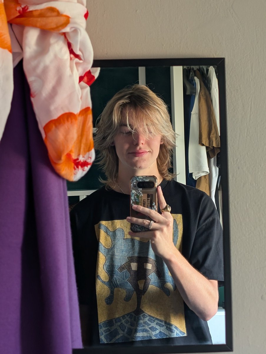 FImalfie's tweet photo. I love when my hair does this but it never happens https://t.co/rE1o3FjPGh