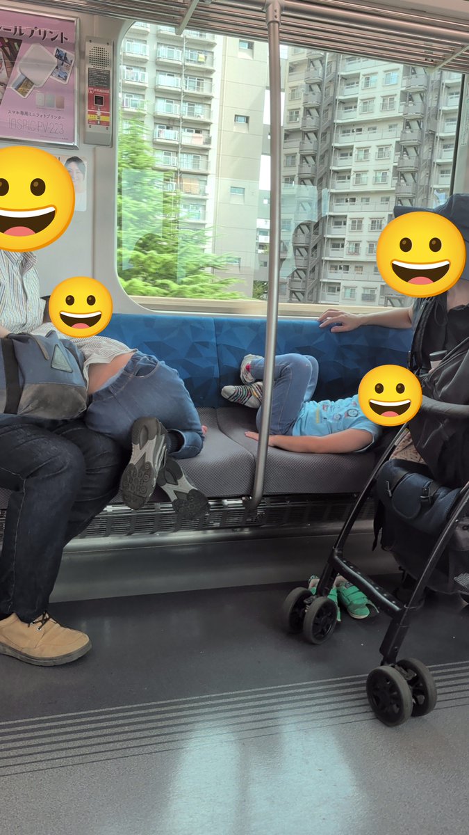 ek_saqra's tweet photo. 昨日電車で遭遇した親子４人。
席で飛び跳ねるし、こんな状態。「家じゃないですよ」
公共交通では暴れない、座る、騒がない、親は基本的なことを教えないのか。もうわかる年頃でしょ。会話も普通にできてた。
世も末。
#総武快速 https://t.co/xUX43sq5CI