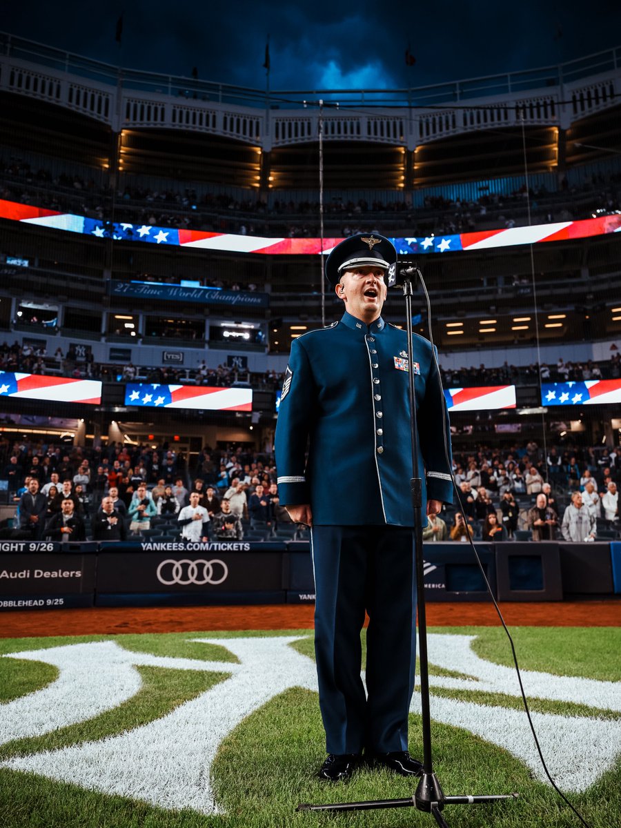 Yankees's tweet photo. Thank you to Master Sergeant Denver Murphy from the @usairforce Academy Band for tonight's beautiful rendition of our National Anthem 🇺🇸 https://t.co/zf6RcFgX84
