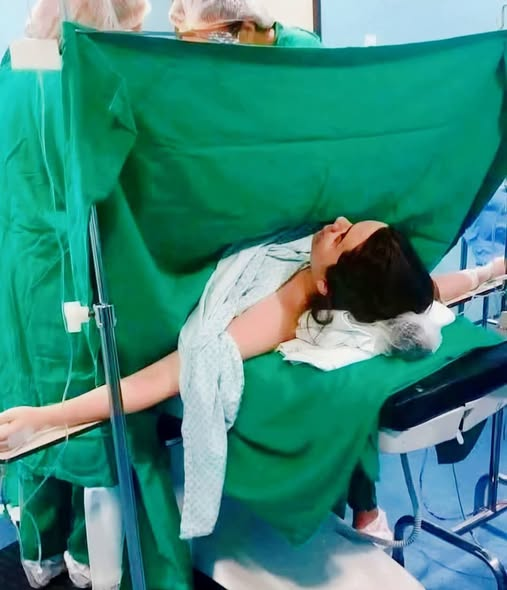 KateriSeraphina's tweet photo. "JUSTE UNE CÉSARIENNE", HEIN ?
La césarienne est la seule intervention chirurgicale
où l’on ouvre **sept couches** de tissu humain —
peau, tissu sous-cutané, fascia, muscle droit de l’abdomen, péritoine, utérus et sac amniotique —
pour atteindre l’enfant…
et lui offrir le premier souffle de vie.
Et comme si cela ne suffisait pas,
on attend de la mère qu’elle se lève quelques heures plus tard,
portant sur ses épaules un être fragile
qui vient à peine d’ouvrir les yeux sur le monde.
Sans parler des contractions post-opératoires,
déclenchées par la stimulation des glandes mammaires,
la montée d’ocytocine,
et la douleur de tout ce que le corps a traversé.
Si tu as donné naissance par césarienne —
tu es bien plus forte que tu ne le crois.
Sois fière. Pour vrai. 
Le monde littéraire
#cesarienne #femmeCourage #naissance