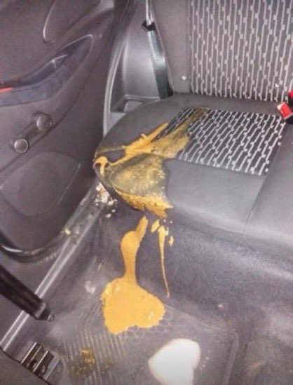gborgsf's tweet photo. gente meu tio é motorista de uber e ontem uma passageira cagou no banco dele e ainda saiu como se nada tivesse acontecido, ele tentou entrar em contato mas só conseguiu a foto de perfil da moça (ajudem por favor!) A cara da cagona! https://t.co/WV4cBlaHmF