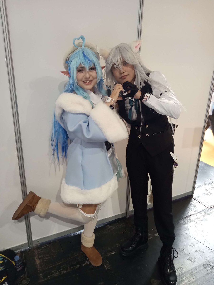 FrostiKnight's tweet photo. One of my favourite moments for Vexpo was meeting these two cosplayers! Never expected to see a Lamy AND a Botan cosplayer! They were so kind and we had a nice chat, it made my whole weekend! @xellimato__  (sorry for the previous ping I forgor to upload the pics Dx) https://t.co/dKgbs6YwYp