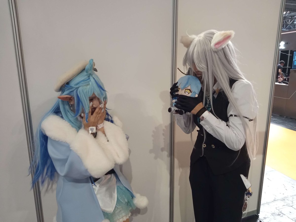 FrostiKnight's tweet photo. One of my favourite moments for Vexpo was meeting these two cosplayers! Never expected to see a Lamy AND a Botan cosplayer! They were so kind and we had a nice chat, it made my whole weekend! @xellimato__  (sorry for the previous ping I forgor to upload the pics Dx) https://t.co/dKgbs6YwYp