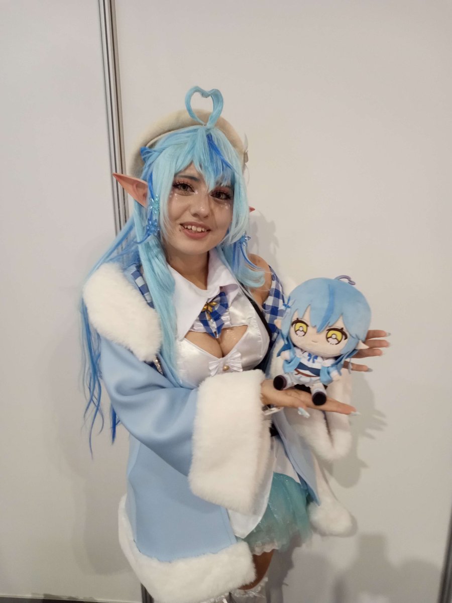 FrostiKnight's tweet photo. One of my favourite moments for Vexpo was meeting these two cosplayers! Never expected to see a Lamy AND a Botan cosplayer! They were so kind and we had a nice chat, it made my whole weekend! @xellimato__  (sorry for the previous ping I forgor to upload the pics Dx) https://t.co/dKgbs6YwYp