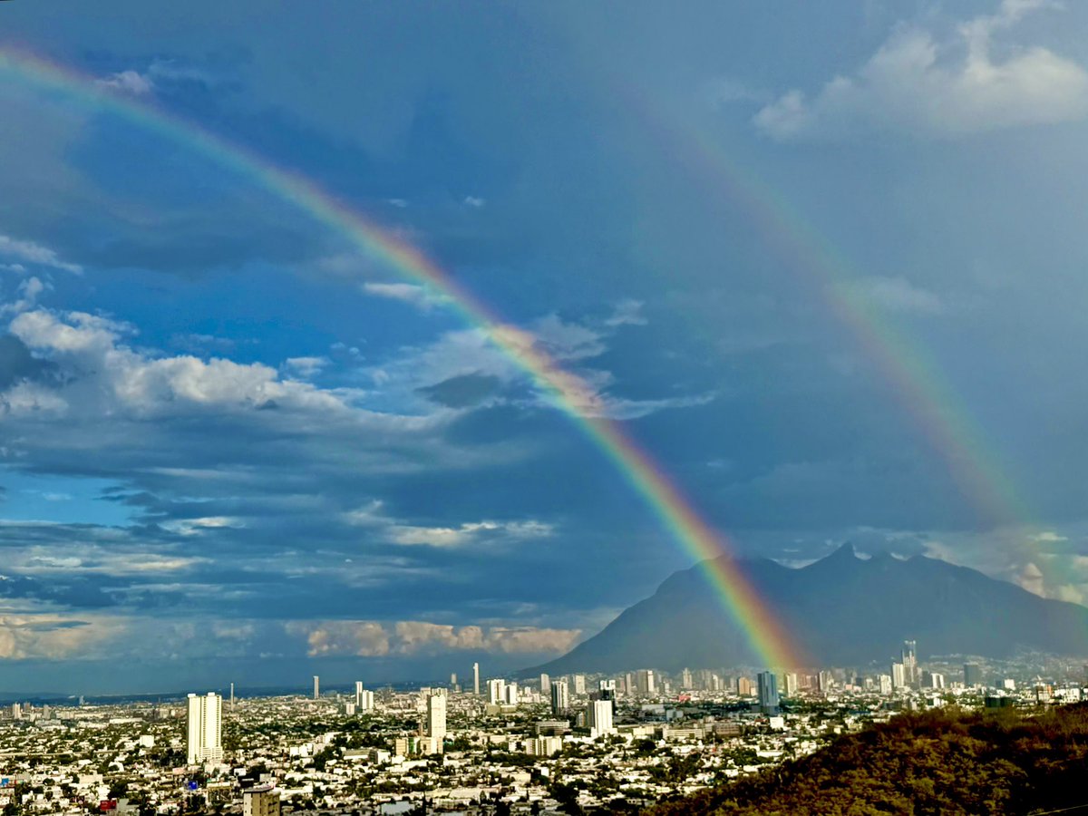 renramirez's tweet photo. Vista desde mi balcón #monterrey #doublerainbow 🌈🌦️ @telediariomty https://t.co/Q58HYABHvE