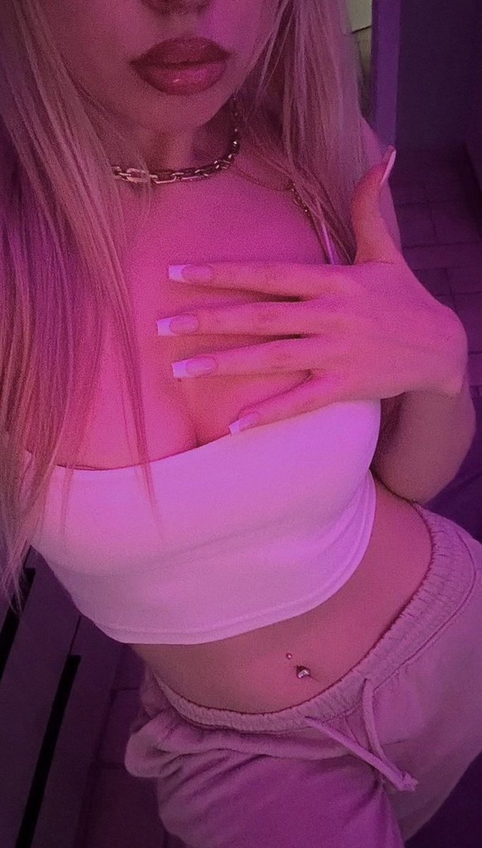 CompingQueen's tweet photo. Can I spam you even if I’m just 18yo???? 😋🫦 https://t.co/lT8bSfjDCv