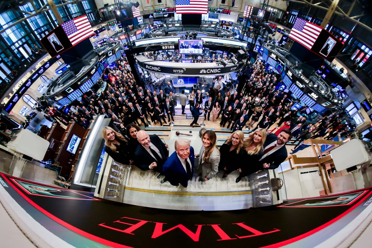 StockMKTNewz's tweet photo. 🇺🇸 President Trump disclosed today 1,156 stock market transactions that were made in his name during the month of July

President Trump bought at least $43.6M worth of stocks in July while selling at least $35.6M worth of stocks during July - CNBC https://t.co/GxJVlbmfq2